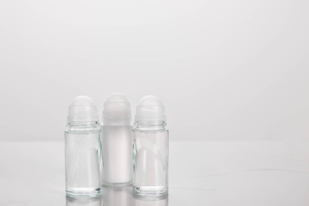 flessen deodorant geïsoleerd op wit met kopieerruimte - Foto, afbeelding