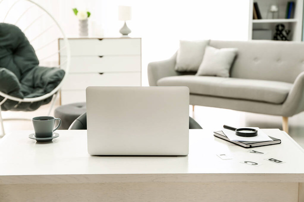 Komfortabler Arbeitsplatz mit modernem Laptop im Zimmer - Foto, Bild