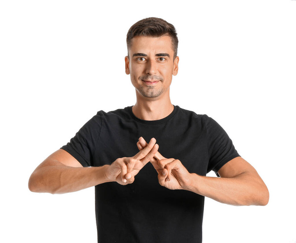Joven hombre mudo sordo usando lenguaje de señas sobre fondo blanco
 - Foto, Imagen