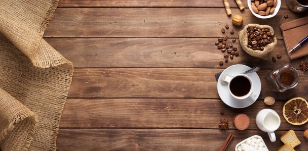 Tasse Kaffee und Bohnen auf Holzgrund - Foto, Bild