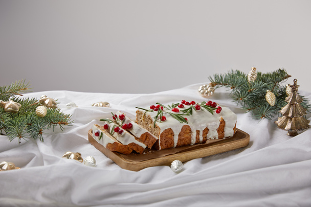 gâteau de Noël traditionnel avec canneberge sur panneau en bois près de boules d'argent et pin isolé sur gris
 - Photo, image