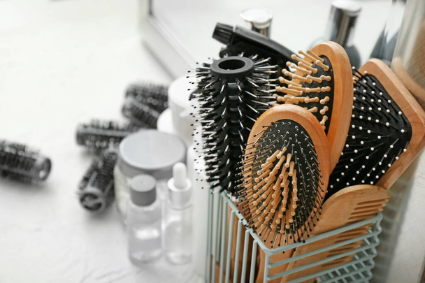 Professional kampaaja työkalut ja kosmetiikka pöydällä salonki
 - Valokuva, kuva