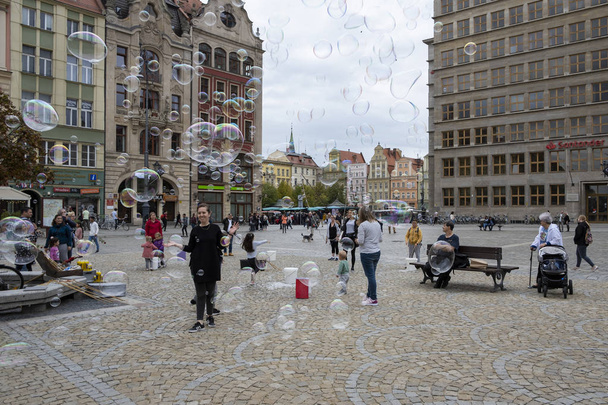 Szappanbuborékok show a Market Square Wroclaw - Fotó, kép