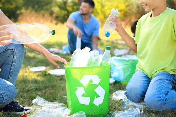 Lidé sbírají odpadky venku. Koncepce recyklace - Fotografie, Obrázek