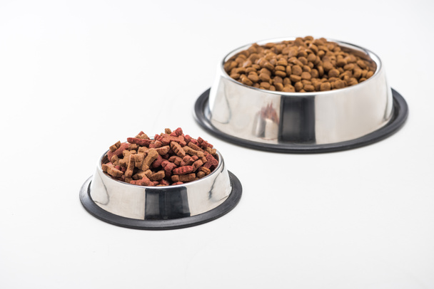 foyer sélectif de nourriture sèche assortie pour animaux de compagnie dans des bols isolés sur blanc
 - Photo, image