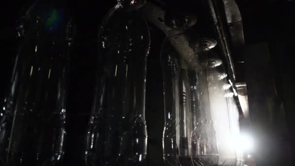 Műanyag palackok gyártása gőzmelegítéssel és öntőformák közötti szorítással. - Felvétel, videó