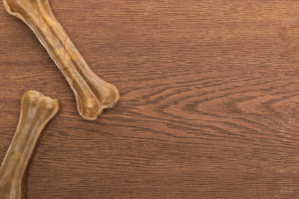 vista superior de huesos de mascotas en mesa de madera
 - Foto, Imagen
