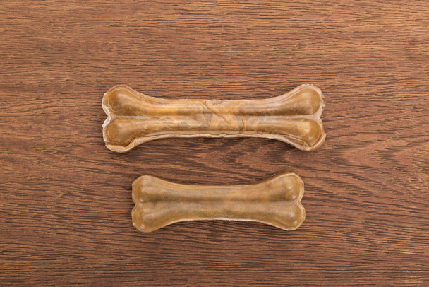 pohled shora na zvířecí kosti na dřevěném stole - Fotografie, Obrázek