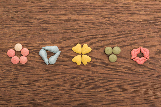 vista superior de vitaminas para mascotas en mesa de madera
 - Foto, imagen