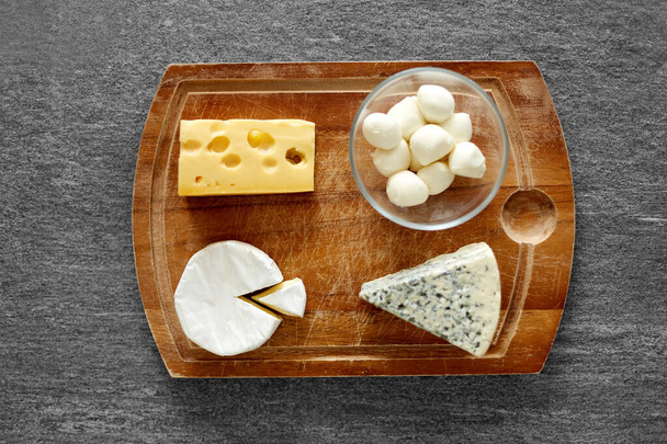 different kinds of cheese on wooden cutting board - Foto, immagini