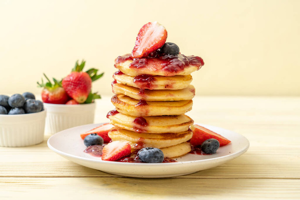 pancake with strawberries and blueberries  - Foto, Imagem