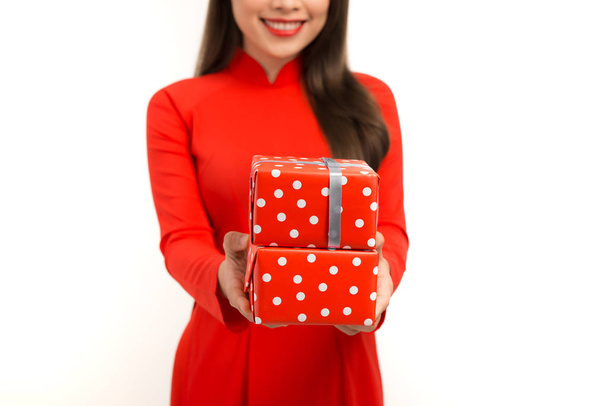 Усміхнена молода жінка дає дві подарункові коробки
 - Фото, зображення