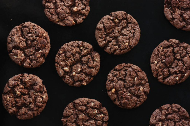 Deliciosos biscoitos de chocolate de Natal com nozes para café da manhã
  - Foto, Imagem