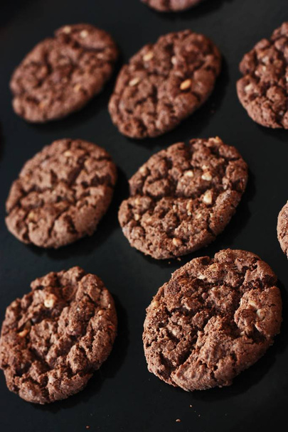 Deliciosos biscoitos de chocolate de Natal com nozes para café da manhã
  - Foto, Imagem