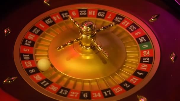Casino roulette in beweging met spinnewiel en bal. Winnende nummer 8 en kleur Zwart wordt bepaald door het roulette wiel. Roulette tabel lay-out bij weinig licht. - Video