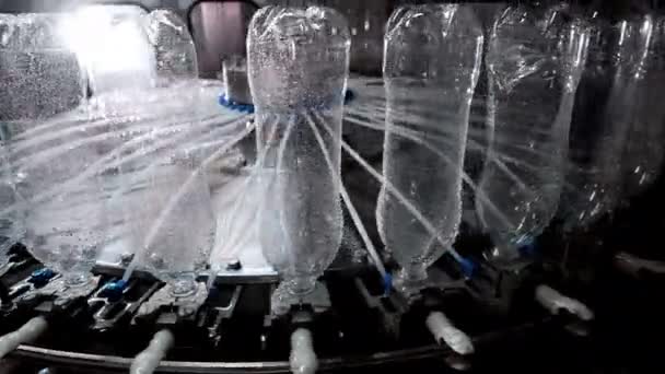 Műanyag palackok gyártása a palackozó automatizált szállítószalag üzemében. - Felvétel, videó