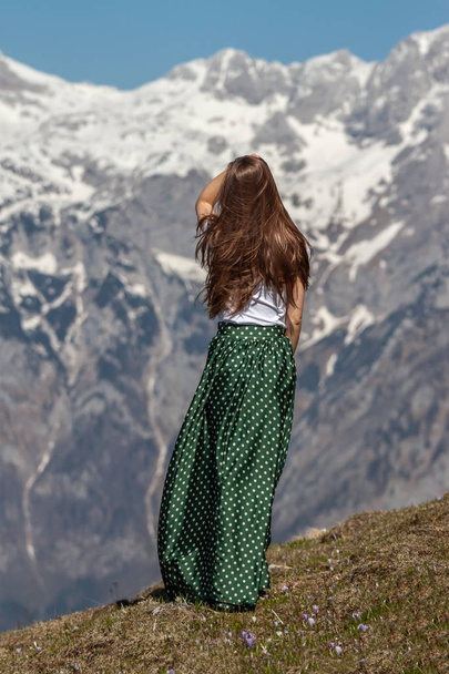 jeune femme en jupe verte à pois dans les montagnes
 - Photo, image