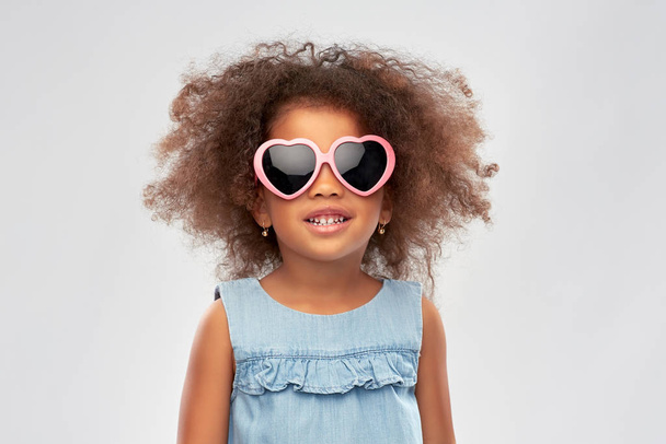 little african girl in heart shaped sunglasses - Fotoğraf, Görsel