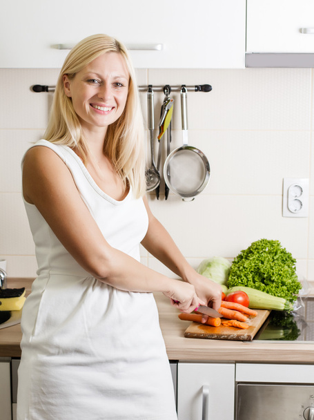 Portrait of happy woman preparing vegetable - Foto, afbeelding
