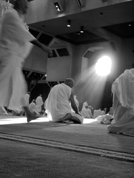 Pilgrims pray in one of the masques in Mecca, Saudi Arabia. - Foto, imagen