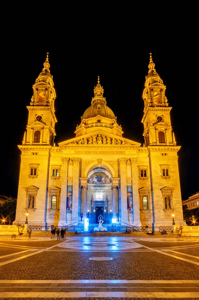 Budapest, Hungary - October 01, 2019: St. Stephen's Basilica (hungarian: Szent Istvn Bazilika) at night in center of Budapest, Hungary - Фото, изображение