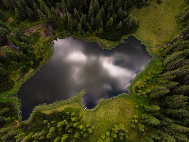 Vista aérea Belo lago de montanha Maricheika nos Cárpatos ucranianos. Dia ensolarado de verão. Natureza ucraniana dos belos lugares do país
. - Foto, Imagem