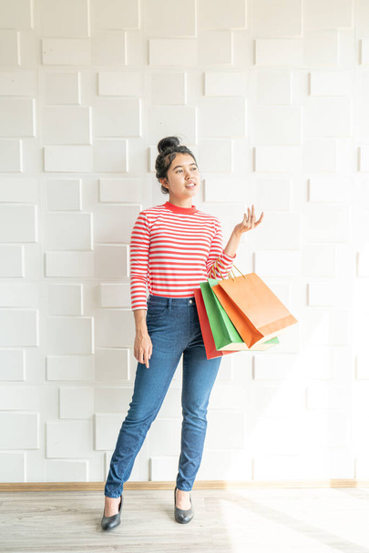 Mujer asiática sosteniendo bolsas de compras
 - Foto, imagen