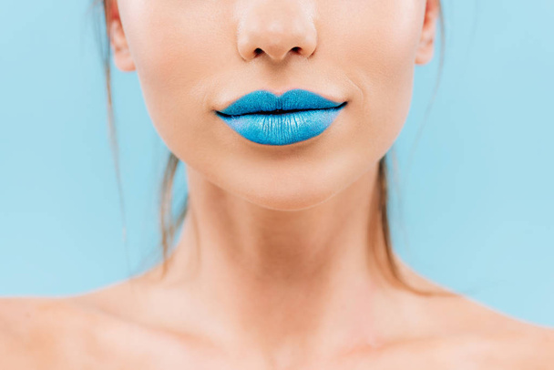 abgeschnittene Ansicht von nackten schönen Frau mit blauen Lippen isoliert auf blau - Foto, Bild