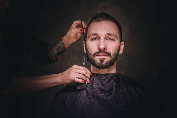 El concepto de barbería - el hombre tiene un corte de pelo
 - Foto, imagen