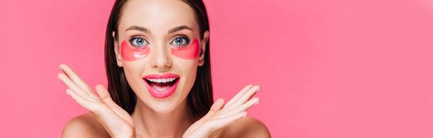 здивована гола красива жінка з плямою очей на обличчі ізольована на рожевому, панорамному знімку
 - Фото, зображення