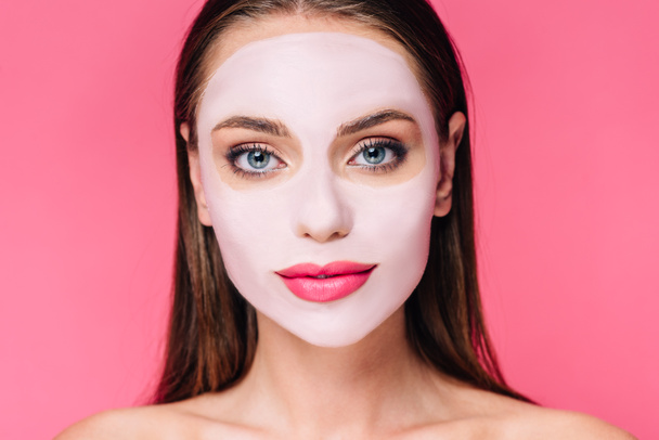 portrait of naked beautiful woman in facial mask isolated on pink  - Foto, immagini
