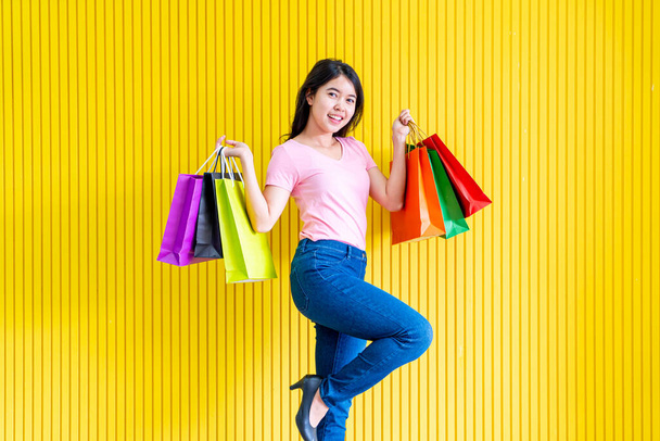Mujer asiática sosteniendo bolsas de compras
 - Foto, Imagen