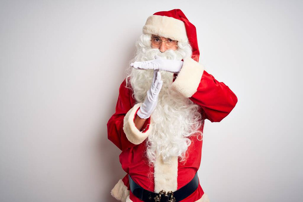 Keski-ikä komea mies yllään Santa puku seisoo yli eristetty valkoinen tausta Doing aika ulos ele kädet, turhautunut ja vakava kasvot
 - Valokuva, kuva