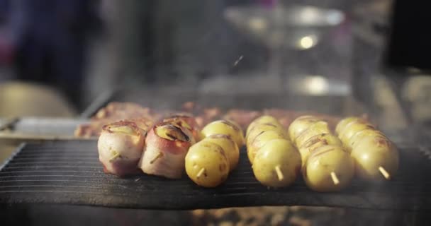 Cooking skewers and vegetables - Séquence, vidéo
