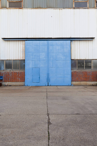  industriële deur van een verlaten fabriek - Foto, afbeelding