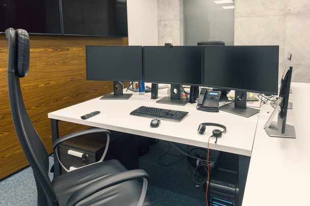 pulpit z trzema monitorami w biurze - Zdjęcie, obraz