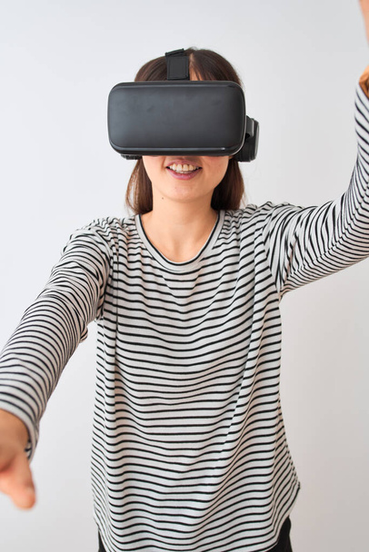 Χαμογελαστή γυναίκα με VR-set - Φωτογραφία, εικόνα