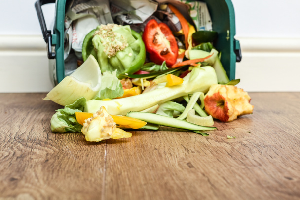Élelmiszer-hulladék a háztartási konyhából A háztartási hulladék felelős ártalmatlanítása - Fotó, kép
