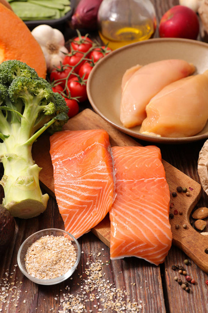 alimentos saudáveis, variados de alimentos dietéticos com peixe, frutas e vegetais
 - Foto, Imagem