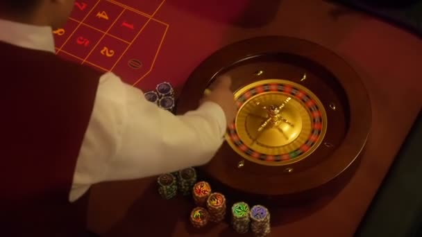 Casino roulette in beweging met spinnewiel en bal. De croupier gooit de bal naar een draaiende roulette. Winnende nummer 29 en kleur Zwart wordt bepaald door het roulette wiel. Roulette-tabel - Video