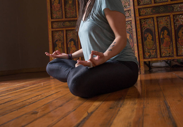 Frau macht Yoga im Haus - Foto, Bild