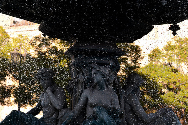 Красивое изображение с бронзовым фонтаном в стиле барокко с четырьмя статуями Русалки на площади Россио в Лиссабоне, Португалия
. - Фото, изображение