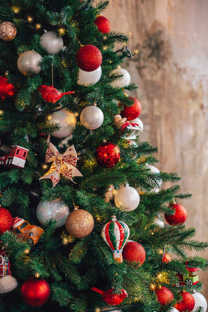 Noel ve yeni yıl arkaplanı süslenmiş Noel ağacı - Fotoğraf, Görsel