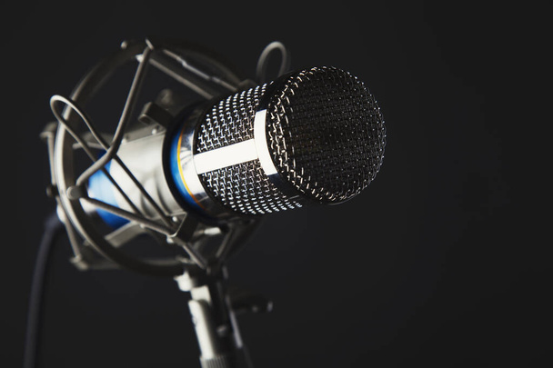 microphone à carrosserie en métal sur fond gris foncé prise de studio - Photo, image
