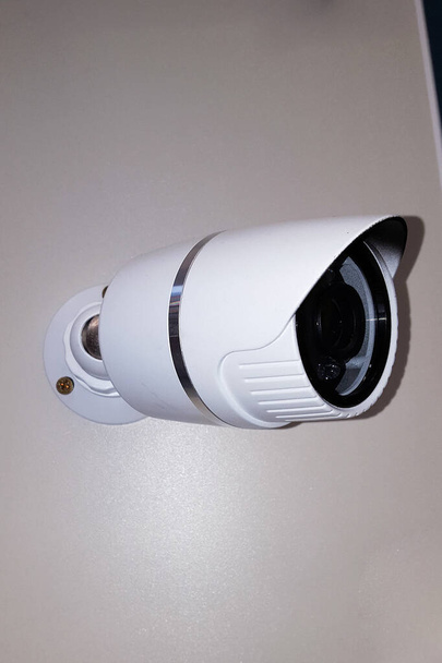 vigilancia CCTV Cámara de seguridad blanca en la pared Aislado
 - Foto, imagen