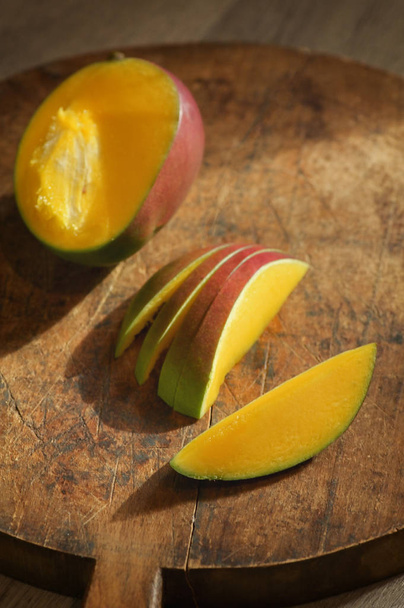 Fresh Mango Fruit On Table - Foto, afbeelding