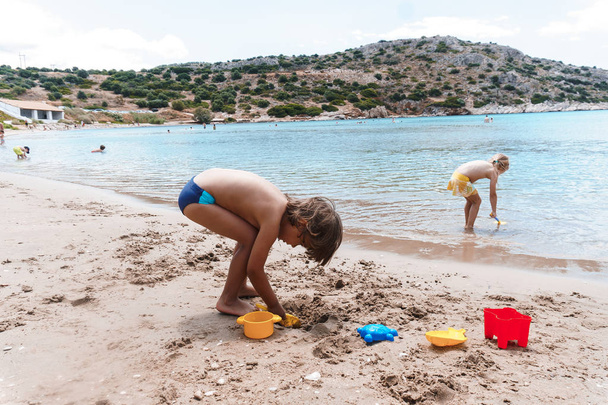 little girl and boy playing with sand toys - Φωτογραφία, εικόνα