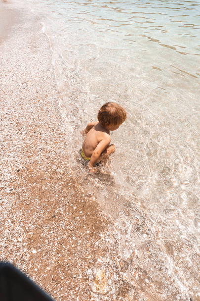 cute little boy on the beach - Foto, afbeelding