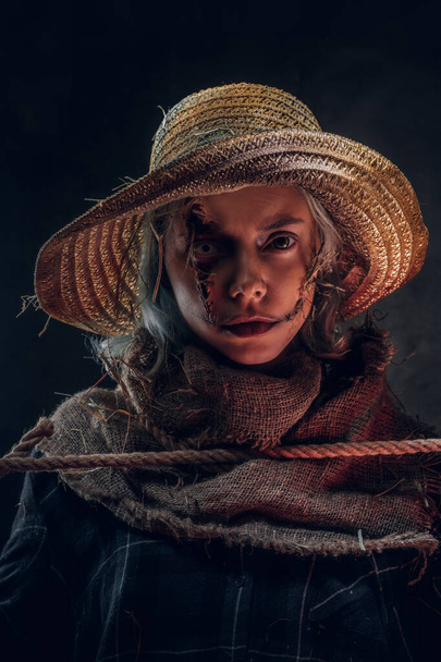 Ürkütücü karga rolündeki çekici kadın portresi - Fotoğraf, Görsel