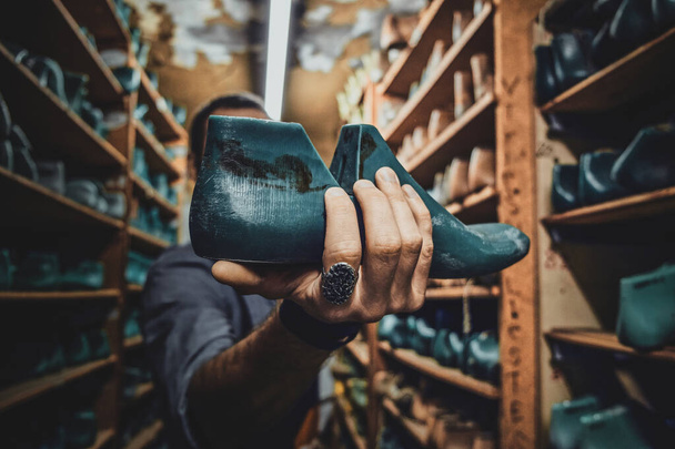 Cobbler forme de chaussure à son stockage
 - Photo, image